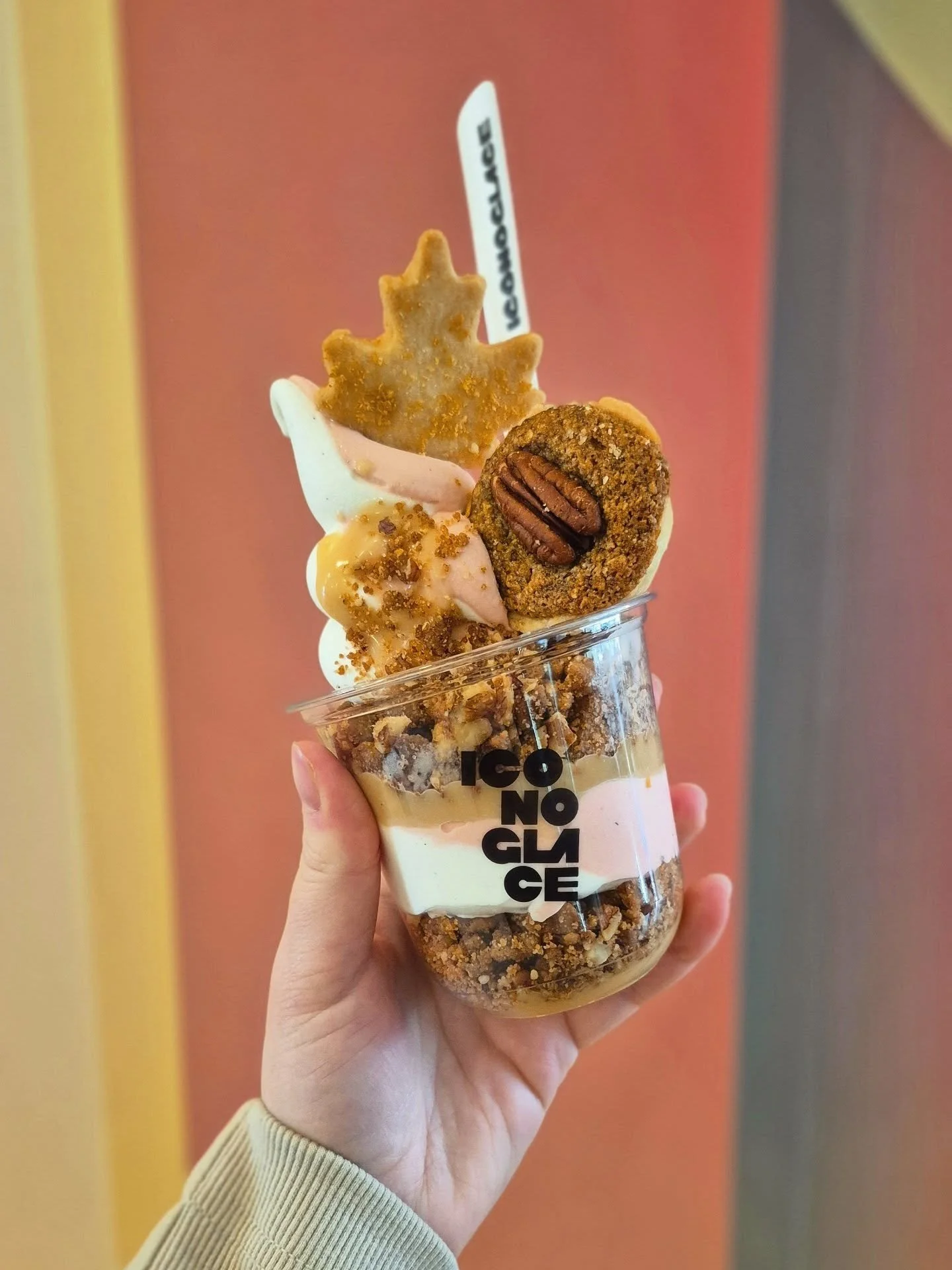 Post annuel d'appréciation du @iconoglace qui clore sa saison 2025 dans moins d'une semaine ♥️🍨💛
Icono, c'est 2 succursales à Montréal. Des créations glacées qui peuvent toutes se prendre en version v&eacu