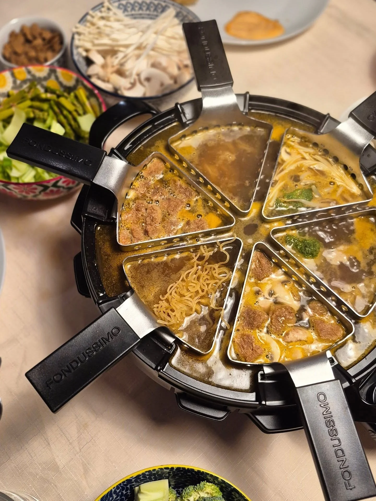 J'ai reçu un @fondussimo à Noël l'an dernier..
-> ceci n'est pas une pub <-
..et c'est définitivement la meilleure manière de manger de la fondue pour les végés !!! 🤤
Fini les fourchettes &agra