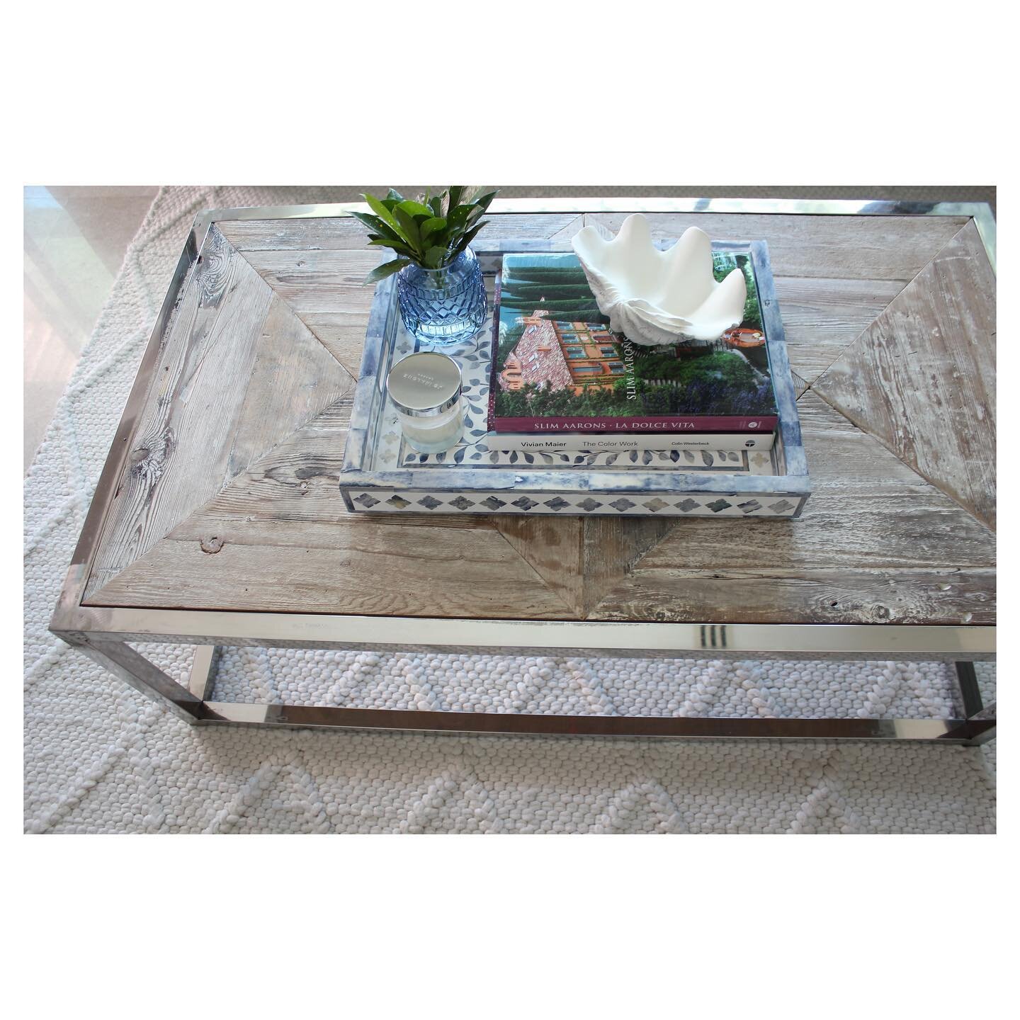 Some coffee table details 💙 Our clients already had the sofas and pillows, so we added in this stunning off white woven wool rug, #slimaarons artwork and new tray with accessories to complete this coastal space. 

📸The Berth Sentosa client&rsquo;s 