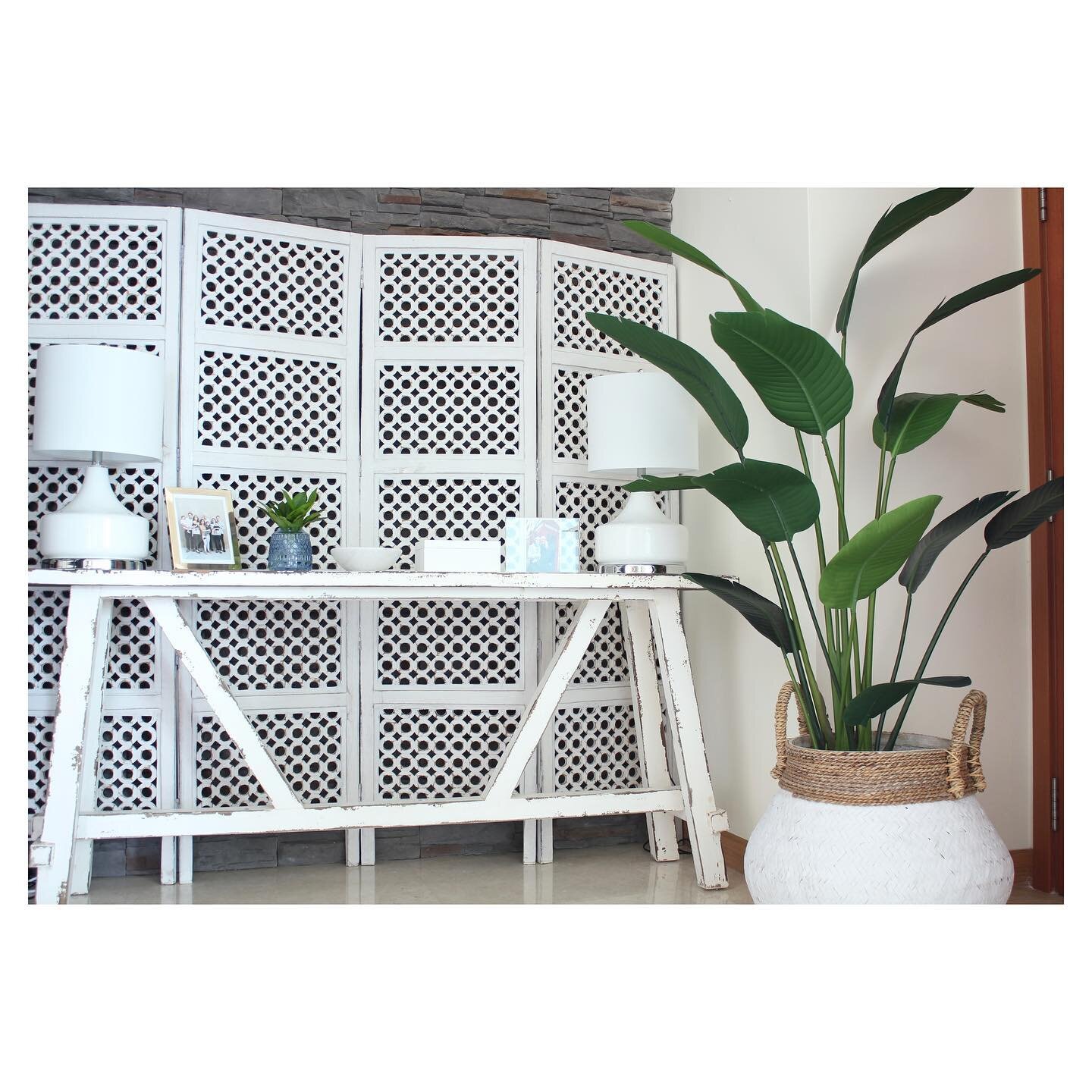 Gorgeous entry area of this lovely home in Sentosa. The brief was Coastal  meets Hamptons. We kept it white and bright and fresh! 

📸The Berth Sentosa  client&rsquo;s home. 
.
.
.
.
.

#singaporeinteriordesign
#singaporeinteriors
#hamptonshome
#inte