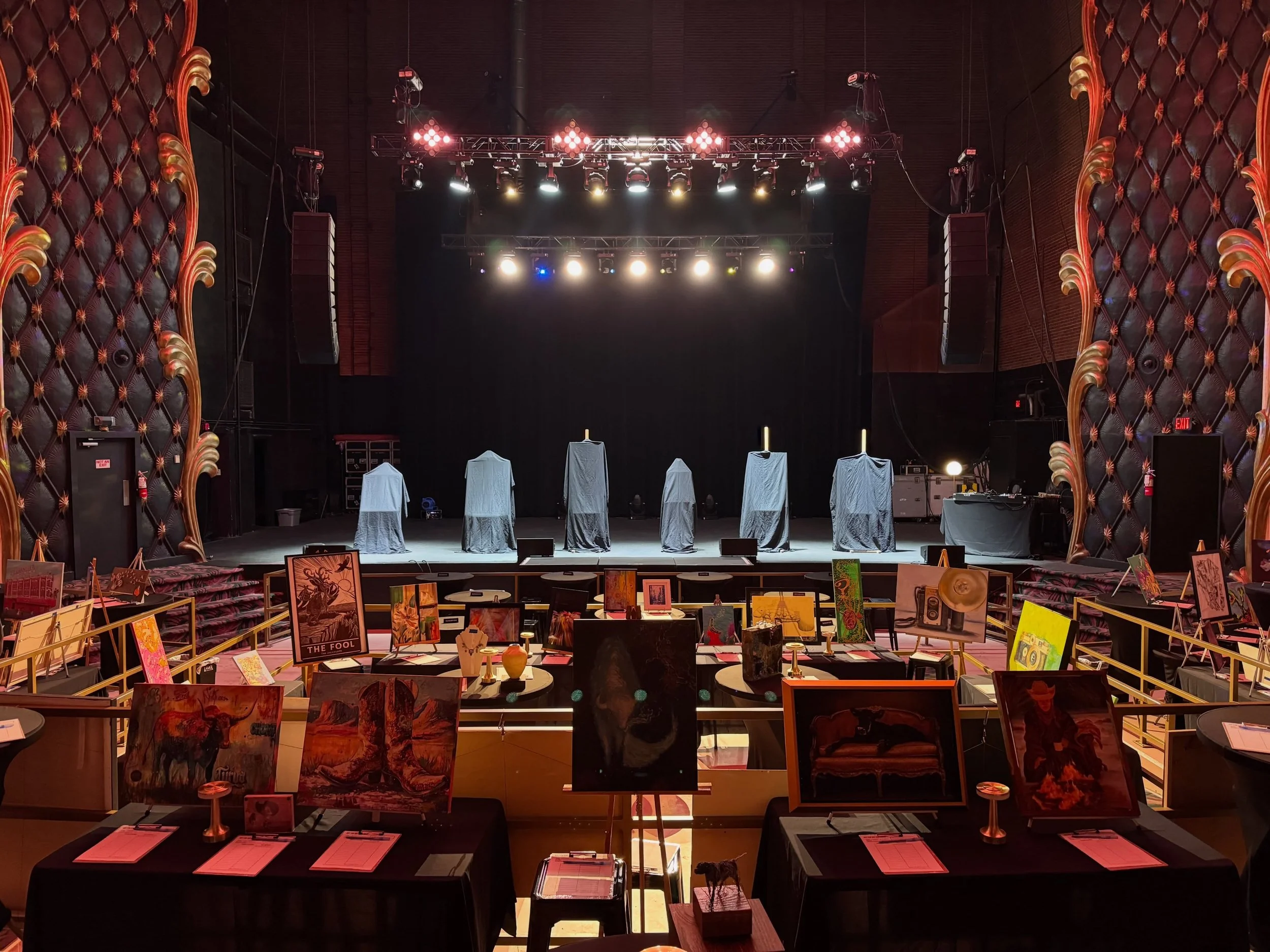 Tonight&rsquo;s the night where art and music take the stage. ✨