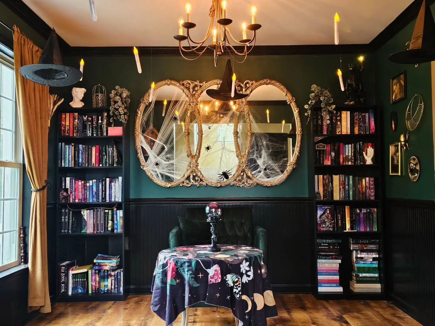 🎃 SPOOKY SHELFIE 🎃

Getting into the Spooky Spirit with my Halloween reads! What terrifying tale is on your shelf (on in your ghoulish hands) today?! 👻📚

Have a wonderful Halloween night! 

#happyhalloween🎃
#halloweendecor
#Halloween #halloweenr