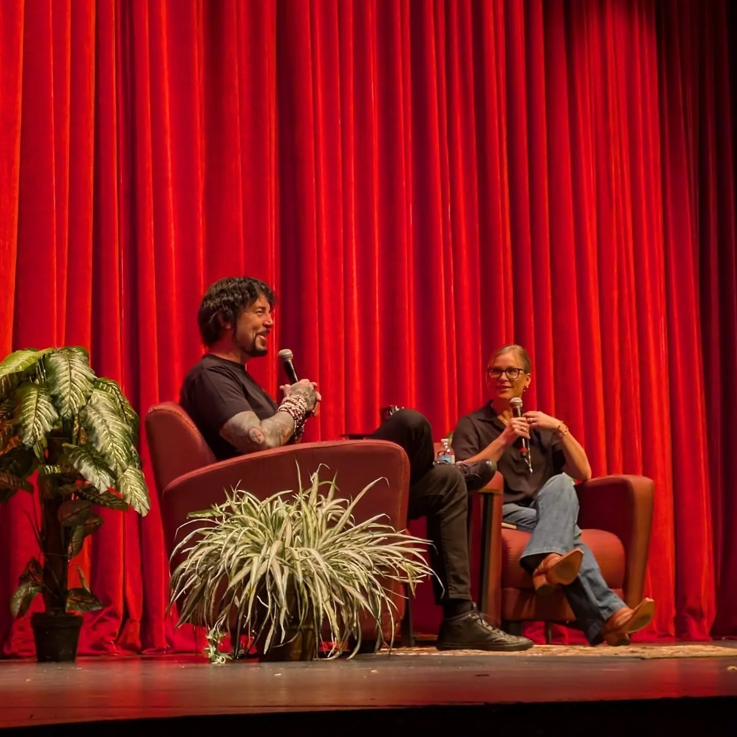 What a fun evening with @misterkristoff and @devneyperry hosted by @fourseasonsbooks - it was a night filled with tons of laughter and nuggets of wisdom from Jay (phones kill creativity, romance cons are weird, know when to end your series). 
We have