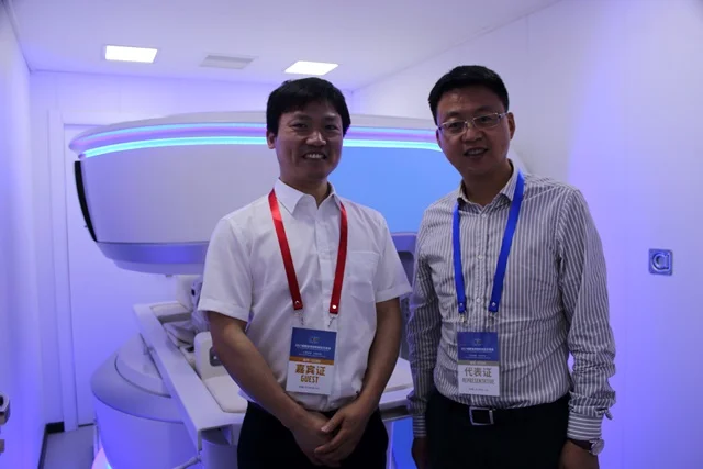 He, District Mayor of Pidu District Visits Time Medical’s Booth