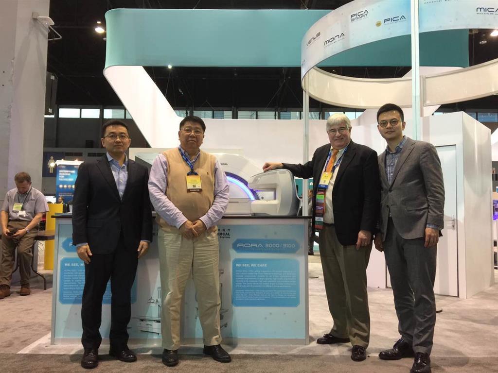 Clinical advisor Dr. William Bradley visited the Time Medical booth and reviewed the 1.5T MICA MRI System.