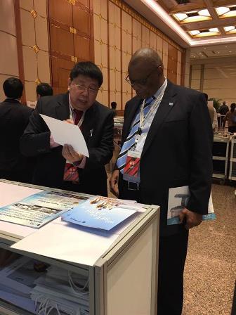 Professor Ma Qiyuan introduced the mobile medical imaging system to the Minister of Foreign Affairs of Ethiopia.