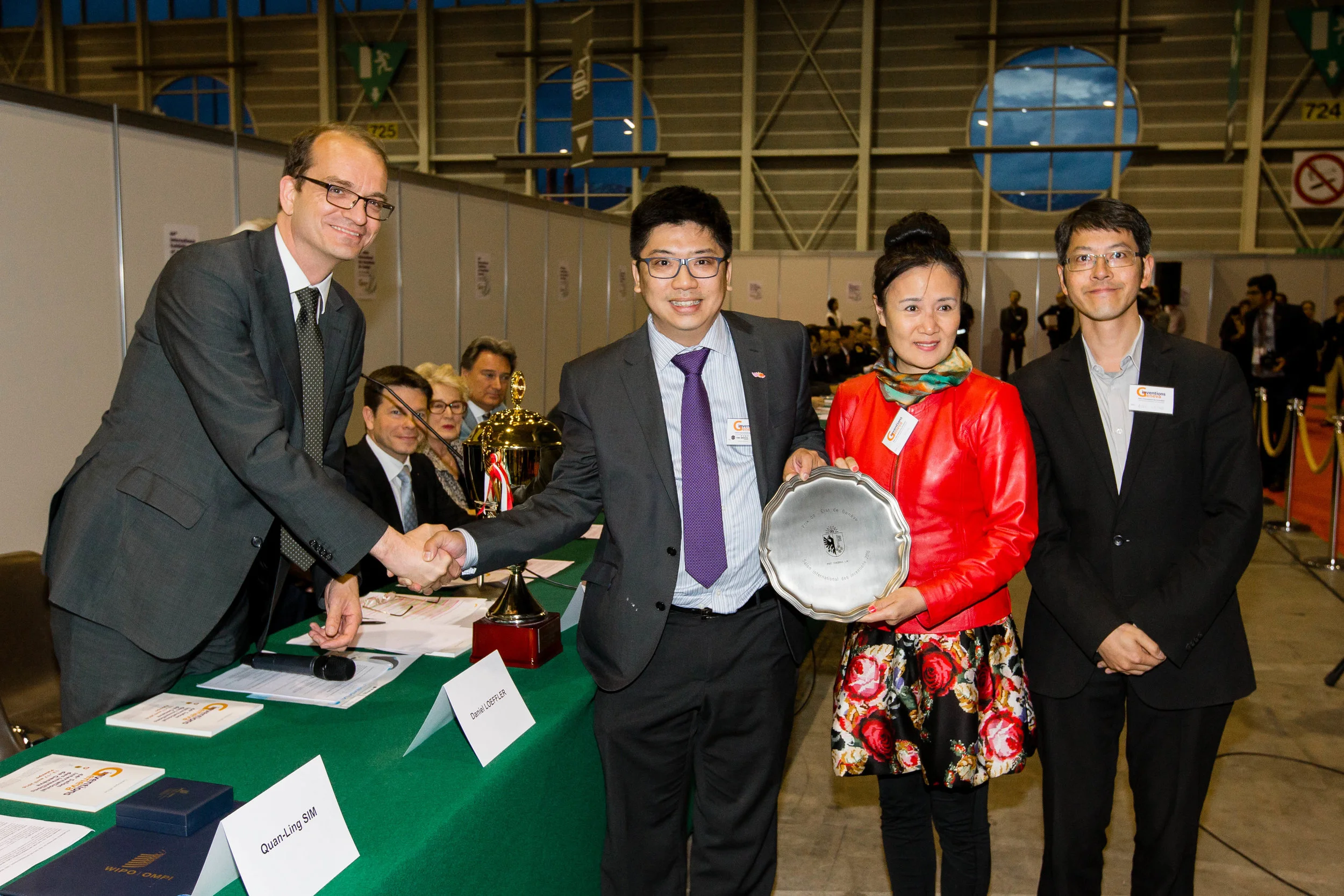 Co-founder sIMON yEUNG, cHIEF OF CLINICAL SERVICE, dR. lIgENG AND INTERNATIONAL SALES DIRECTOR aLEC lEUNG RECEIVED THE PRIZE FROM JUDGE DANIEL LOEFFLER