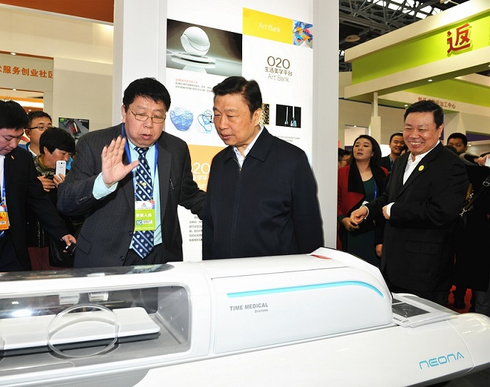 Chairman of Time Medical, Professor Qiyuan Ma explains TM’s patented technology to Vice President Li Yuanchao