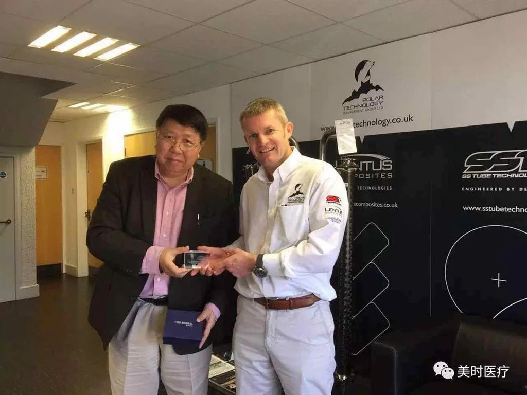 Professor Ma gave a ‘PICA’ model as a souvenir to CEO of Polar, Scott.