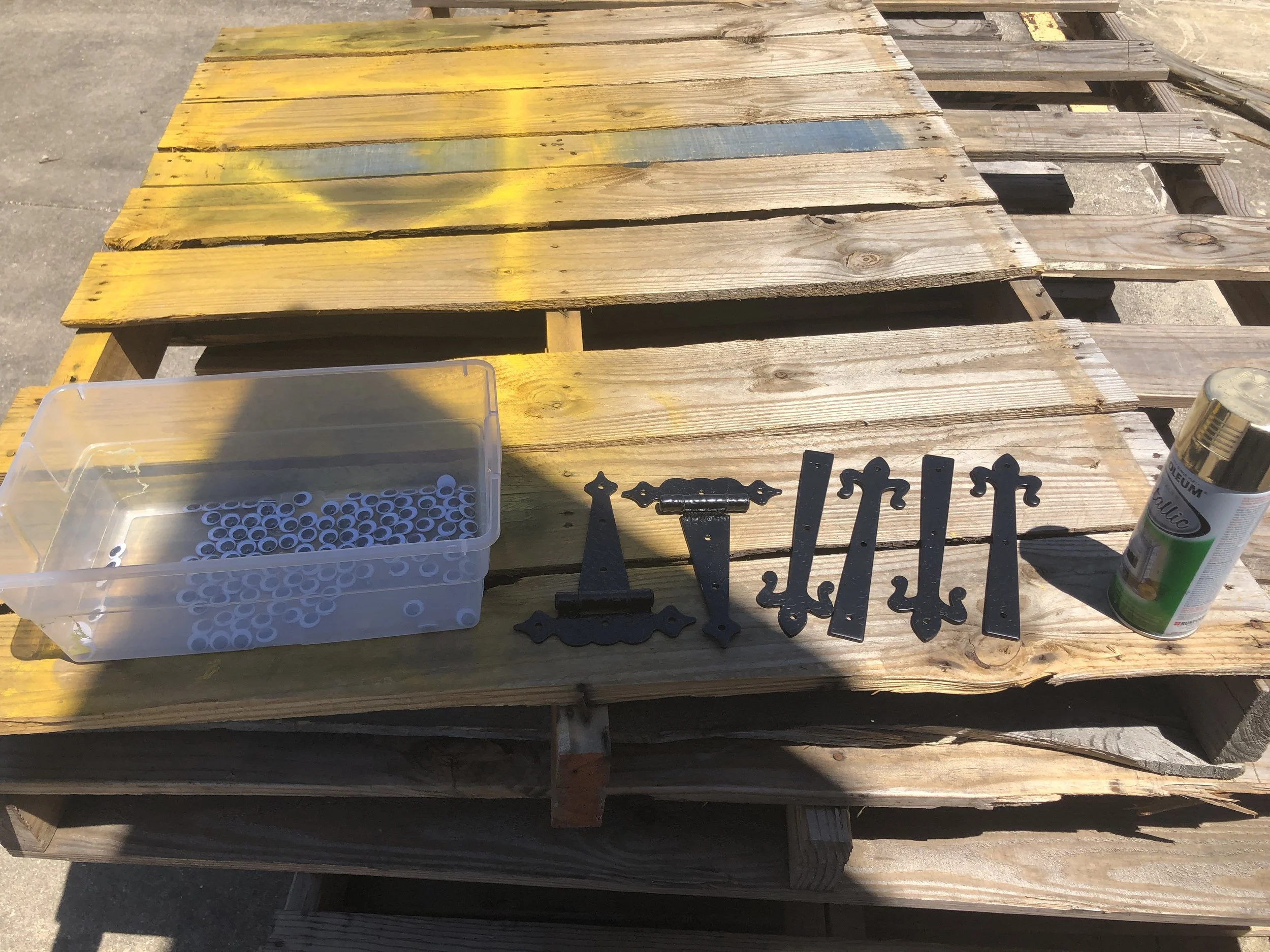  Paint all the hardware and accent pieces gold. The googly eyes will be used as faux nails. 