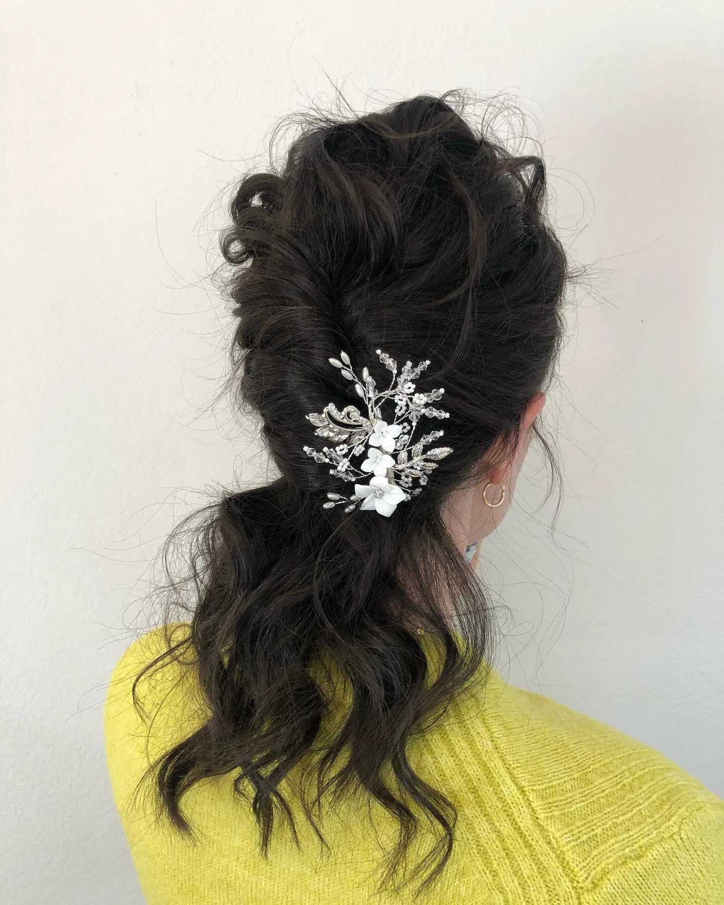 Winter ❄️ Wonderland with some added spice 🪄
@sweetvjewelry made this airy textured, twisted, low pony POP 🤩
Super grateful for friends to fill my schedule and let me play beauty salon.