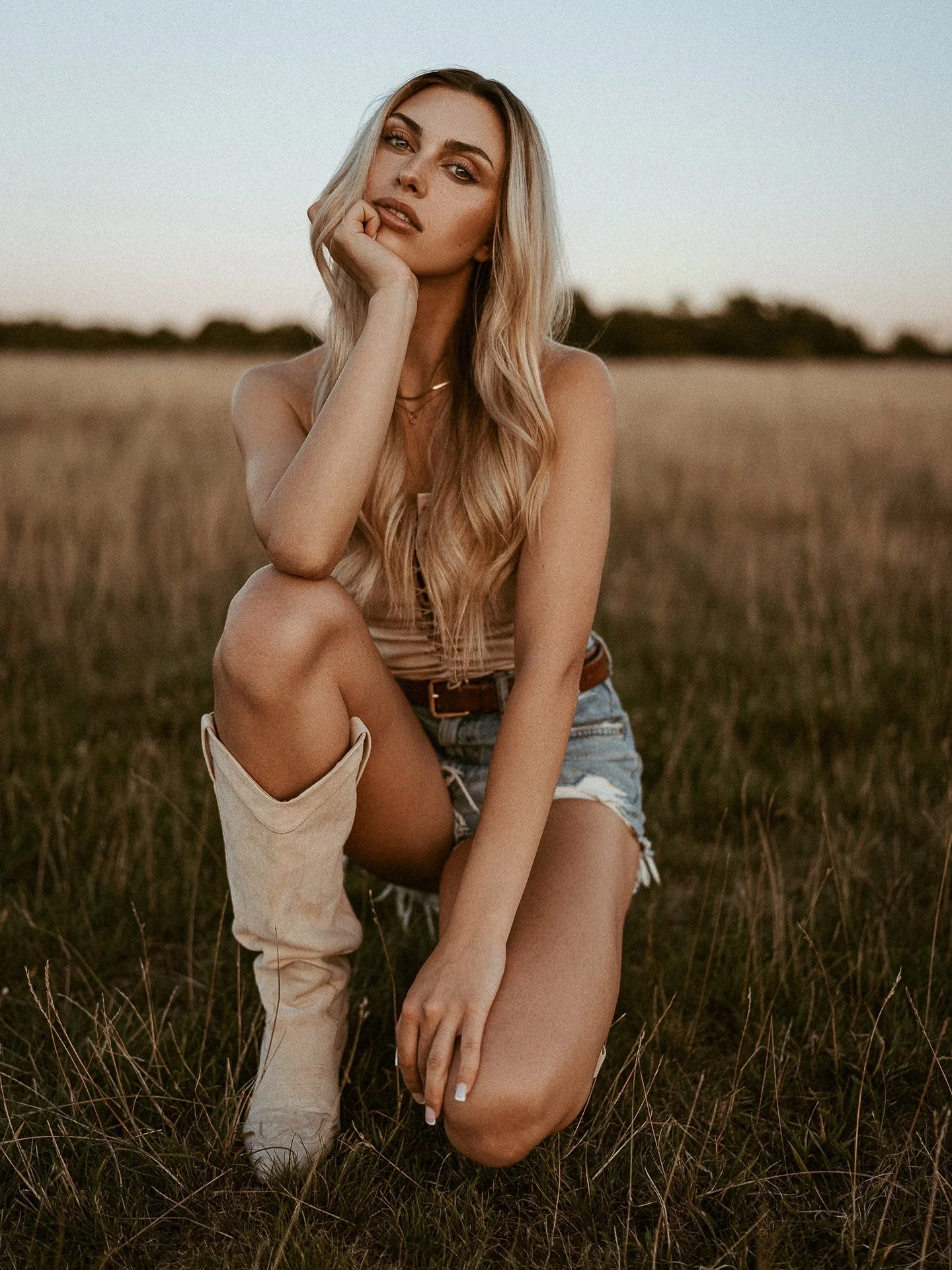 Olivia 📷🍻
#justsomephotosandbeer #PortraitPhotography #AvailableLightPhotography #NaturalLightPortrait #PortraitLovers #PortraitMood #FaceOfTheDay #AuthenticPortraits #MoodyPortraits #CreativePortraits #PortraitVision #PortraitVibes #InstaPortrait 