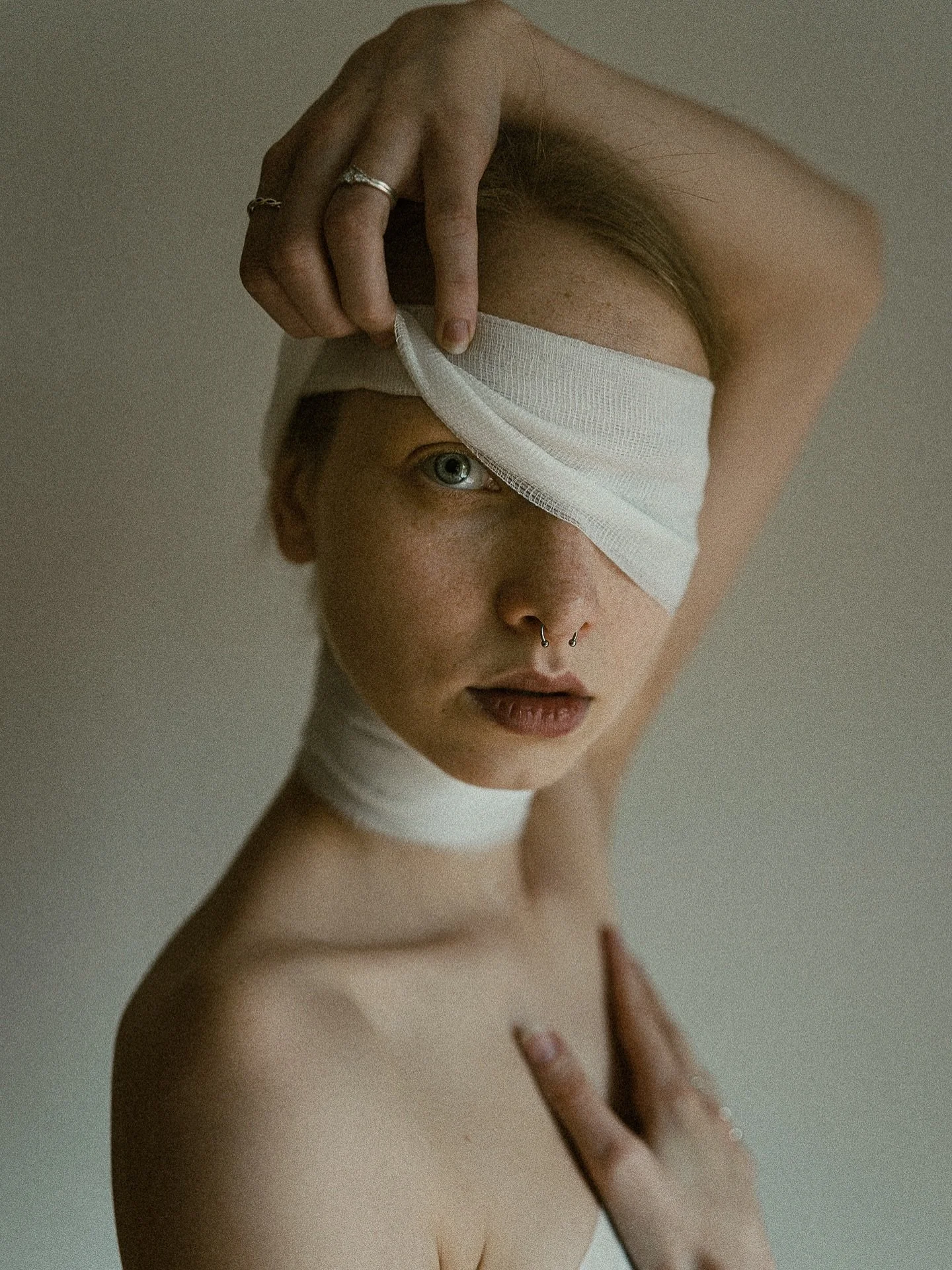 Nina 📷🍻
#justsomephotosandbeer #AvailableLight #AvailableLightPortraits #NaturalLightPortraits #SoftLightPortraits #EmotivePortraits #PortraitPerfection #StorytellingPortraits #SoulfulMoments #TruePortraits #KoblenzPhotographer #KoblenzPortraits #K