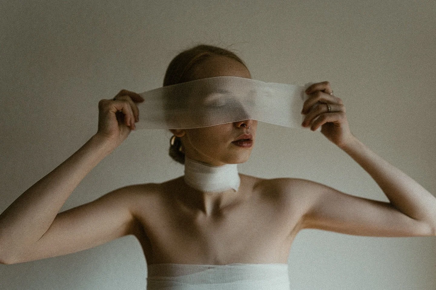 Nina 📷🍻
#justsomephotosandbeer #SonyAlpha #SonyAlphaPortraits #SonyA7III #SonyA7IV #SigmaArt #Sigma35Art #BokehLovers #PortraitMagic #PhotographersLife #LightAndShadow #MoodyPortraits #RawPortraits #CreativeLens #KoblenzPhotographer #KoblenzPortrai