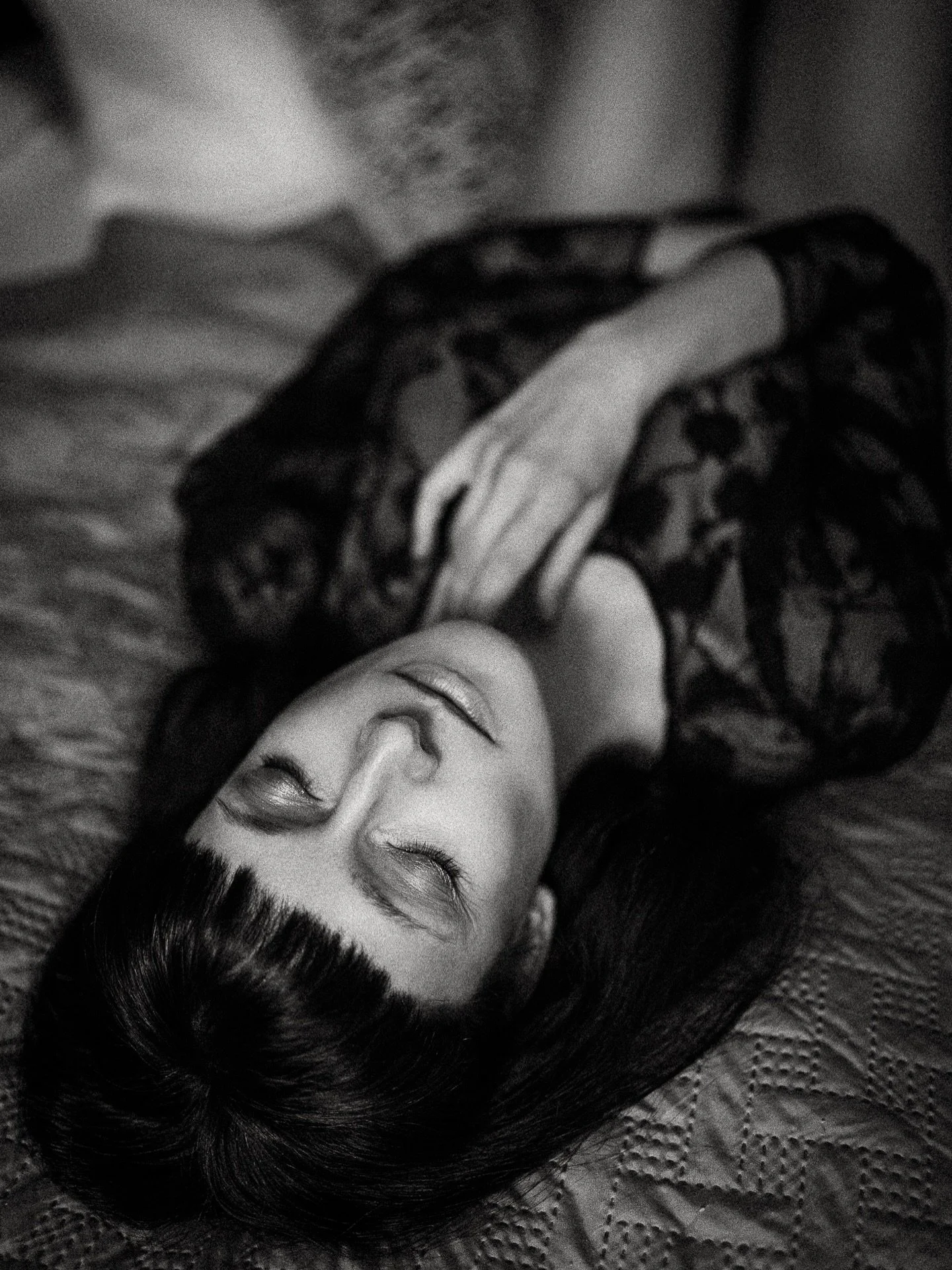 Damaris 📷🍻
#justsomephotosandbeer #BlackAndWhitePortrait #BWPortrait #BlackAndWhitePhotography #MonochromePortrait BW_Lovers PortraitInBlackAndWhite FineArtBW AvailableLightBW SigmaArt35 SonyAlphaBW  availableligbht MonochromeMagic BWStorytelling S