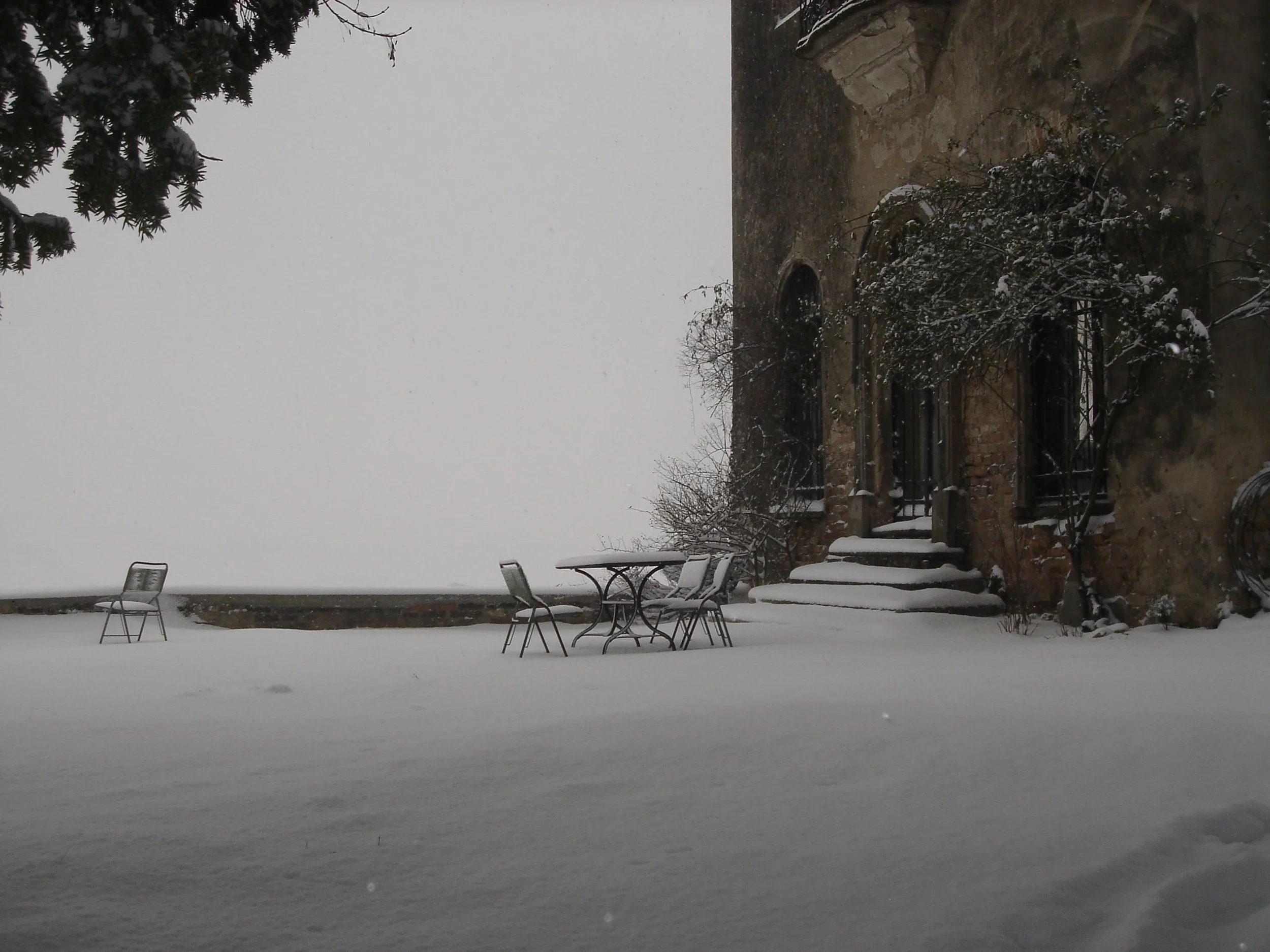 7 CB Innenhof mit Schnee_1.jpg