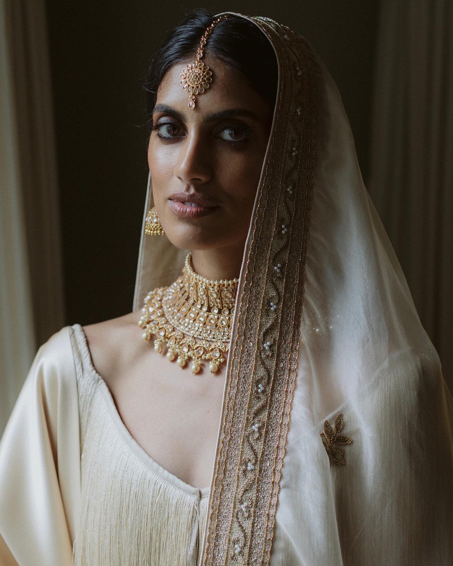 Having done Alisha&rsquo;s makeup on many occasions and having known each other since we were young, meant working with Alisha a very special and memorable experience 🤍
⠀⠀⠀⠀⠀⠀⠀⠀⠀
It was an honor to help bring your editorial-inspired, glowing bridal 