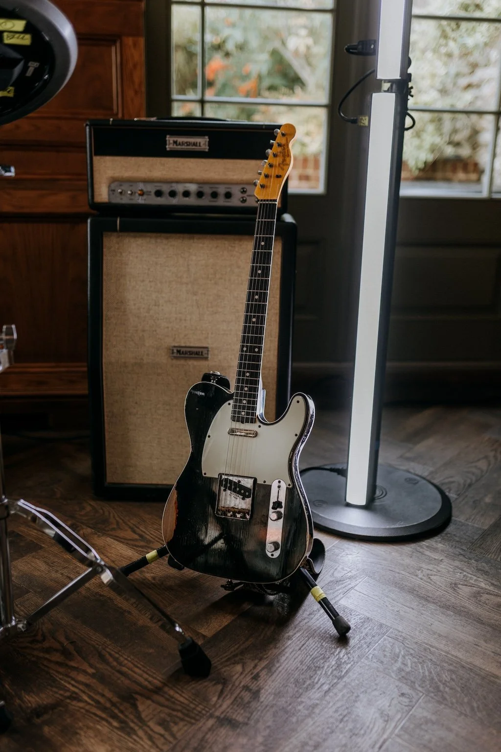 Live bands vs DJs: choosing entertainment for your wedding