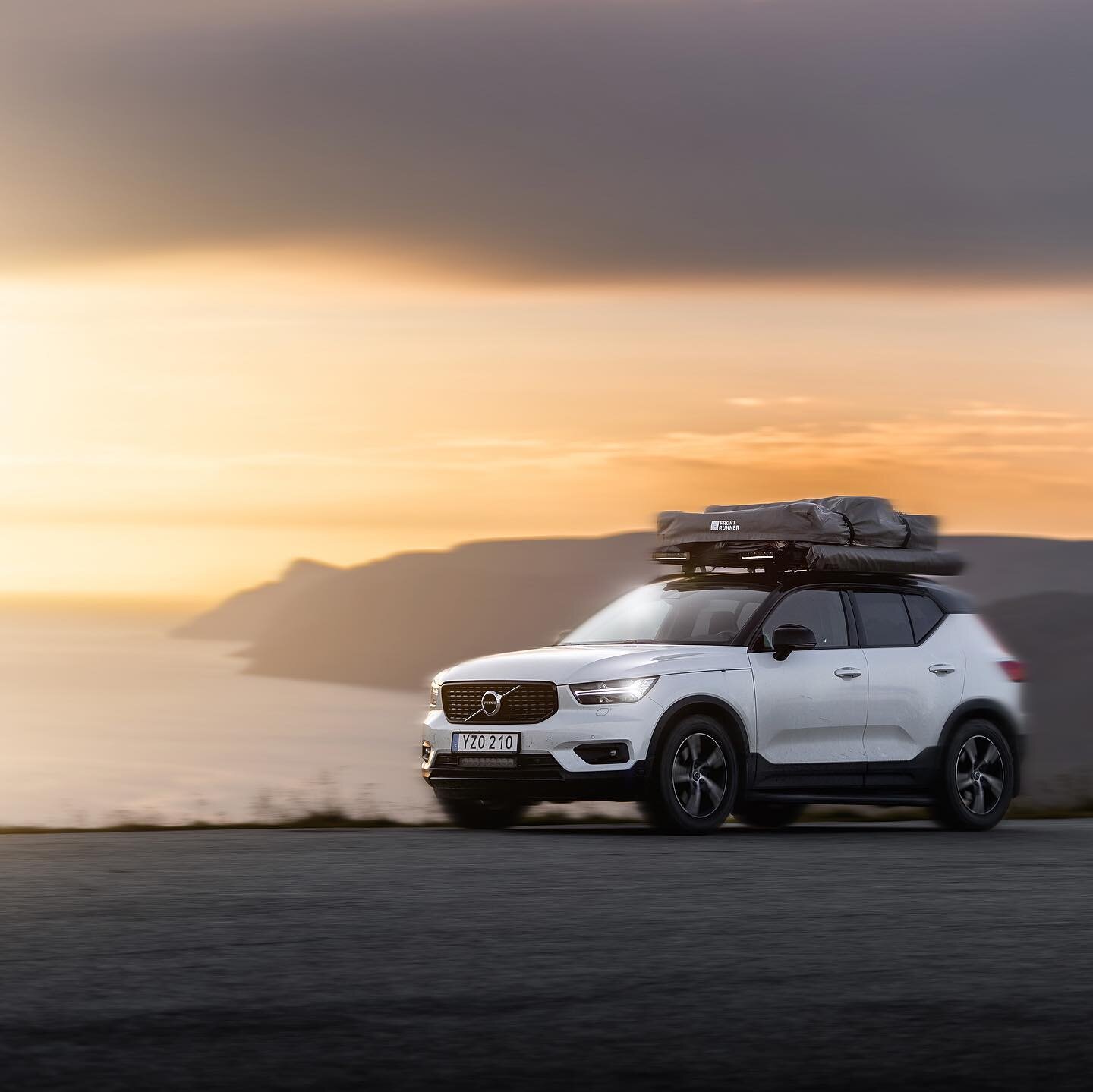 Made by @volvocars, enhanced by @frontrunnereuro ✌️ Summer ☀️ and Winter ❄️

As the last snow is melting, I will soon switch the skis for the rooftop tent again. Can&rsquo;t wait to go camping again 🏕️ 

#frontrunneroutfitters #findanywhere #borntor