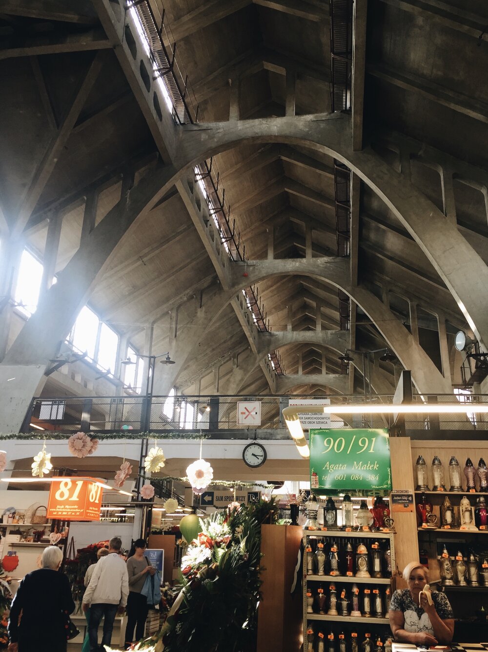 Busy indoor market 