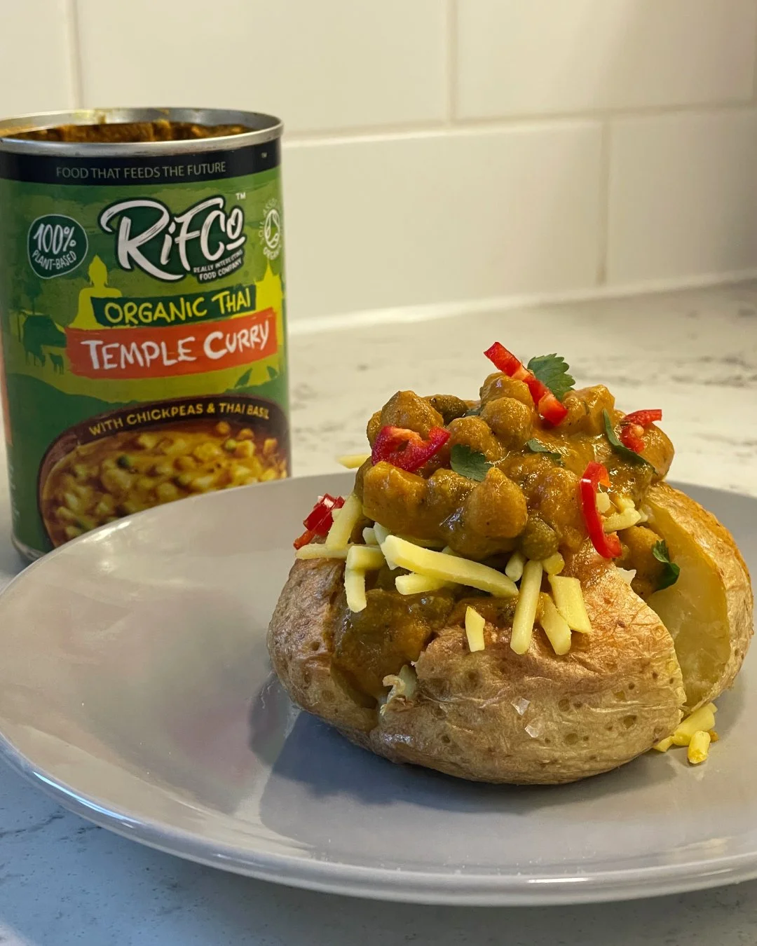 Cold nights, warm flavours 🍛
Our Organic Thai Temple Curry pairs with a cheesy jacket potato for comforting weeknight meal - and there's almost no washing up to do at the end of it!
#ComfortMEals #JacketPotato #ThaiCurry #VeganUK #GlutenFreeEats