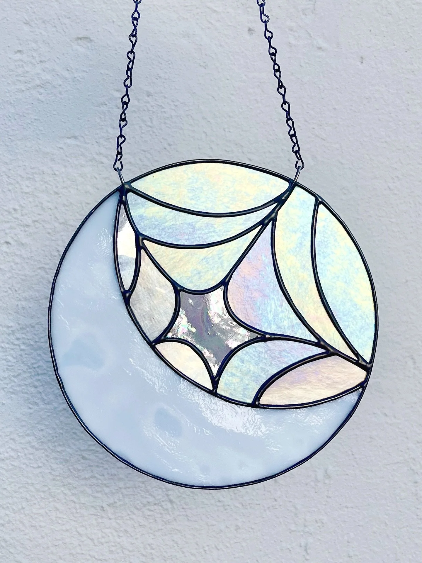 Here’s something that I’ll have on my site tomorrow (unless you DM me and snag it today 😉). Isn’t that iridescent clear web the most ✨magical✨ glass you’ve ever seen? The white mottled glass for the moon is also one of my fav