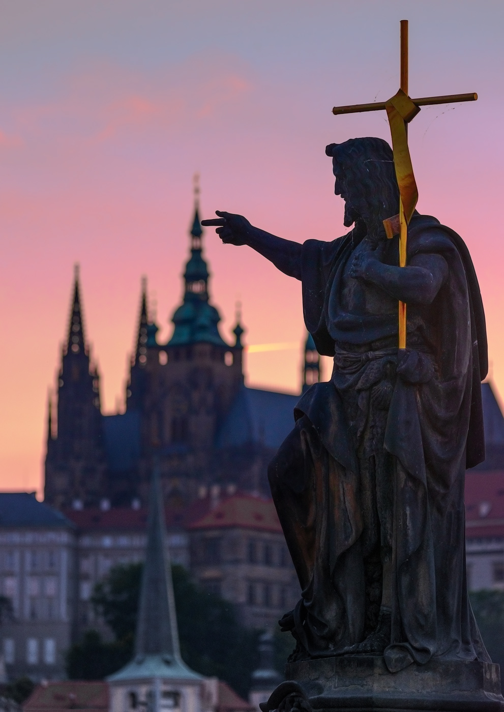 StatuePointing.jpg