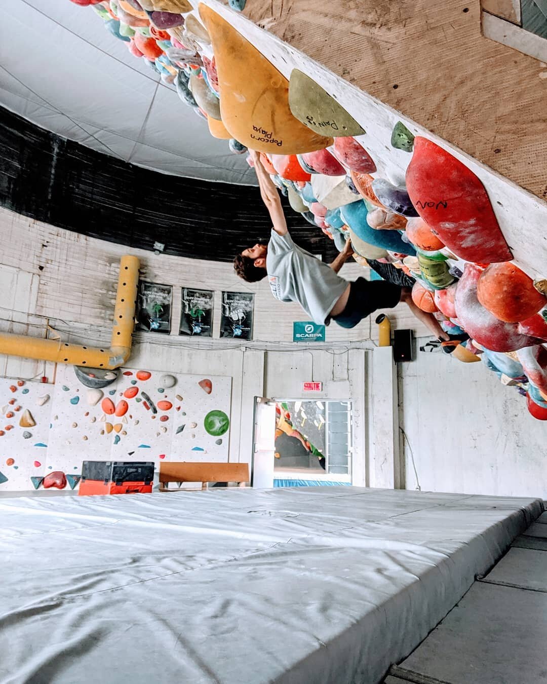 Early morning climbing at @allezupmtl 🌞
Training endurance and creating problems on the 45&deg; wall helps keep the fingers strong for sending outdoors!

@deltaphysio_climb 
@allezupmtl 

#mtl #sthenri #griffintown #climbing_photos_of_instagram #cli