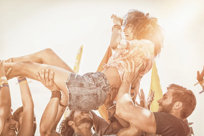 crowd-surfing-girl_800x533.jpg