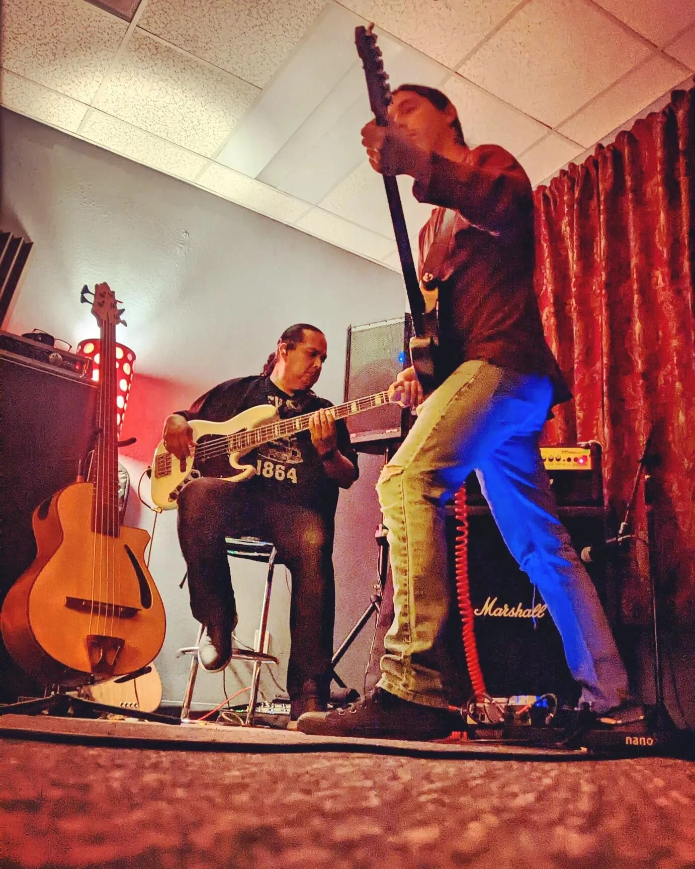 D&aacute;ndole.
#m&uacute;sica #rockindependente #california #fender #luthier #rehearsal #ensayos #Rock