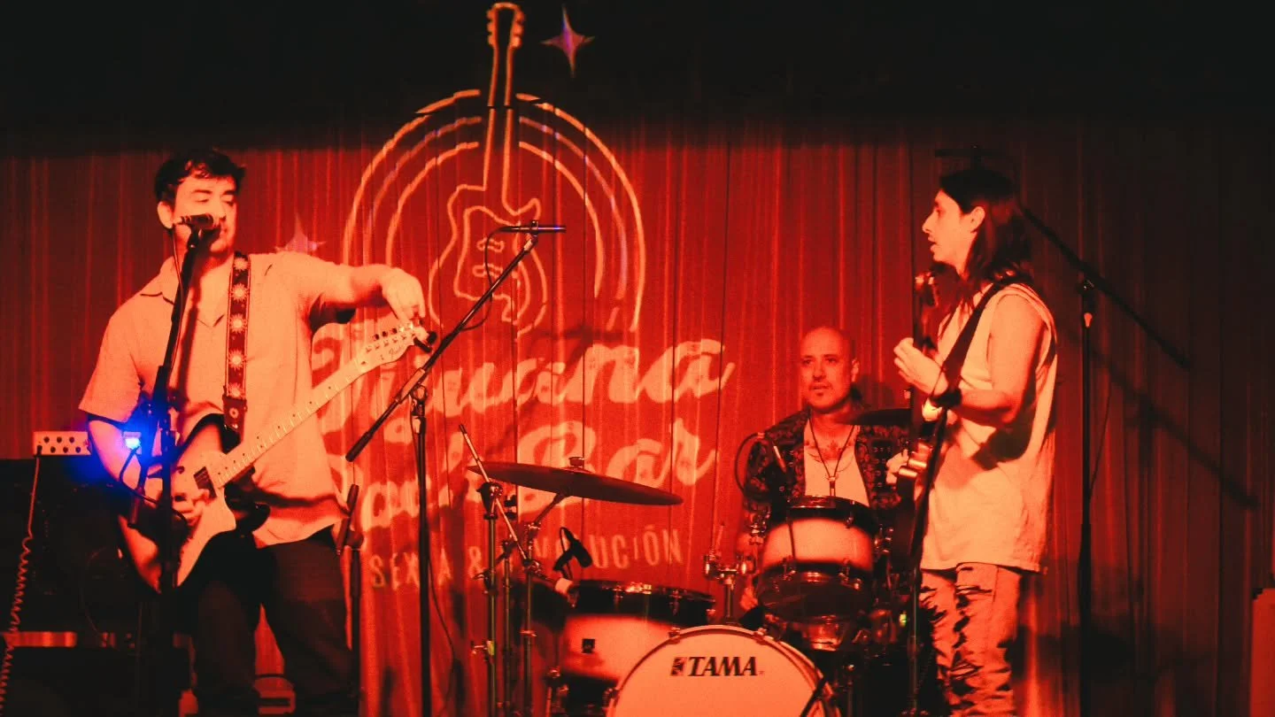 Tres meses despu&eacute;s volvimos a hacer ruido en Tijuana. La energ&iacute;a segu&iacute;a ah&iacute;, Abraham andaba en CDMX [chambeando pero le&ntilde;as], pero la familia siempre responde y el show no se detuvo, ya andamos amenazando con m&aacut