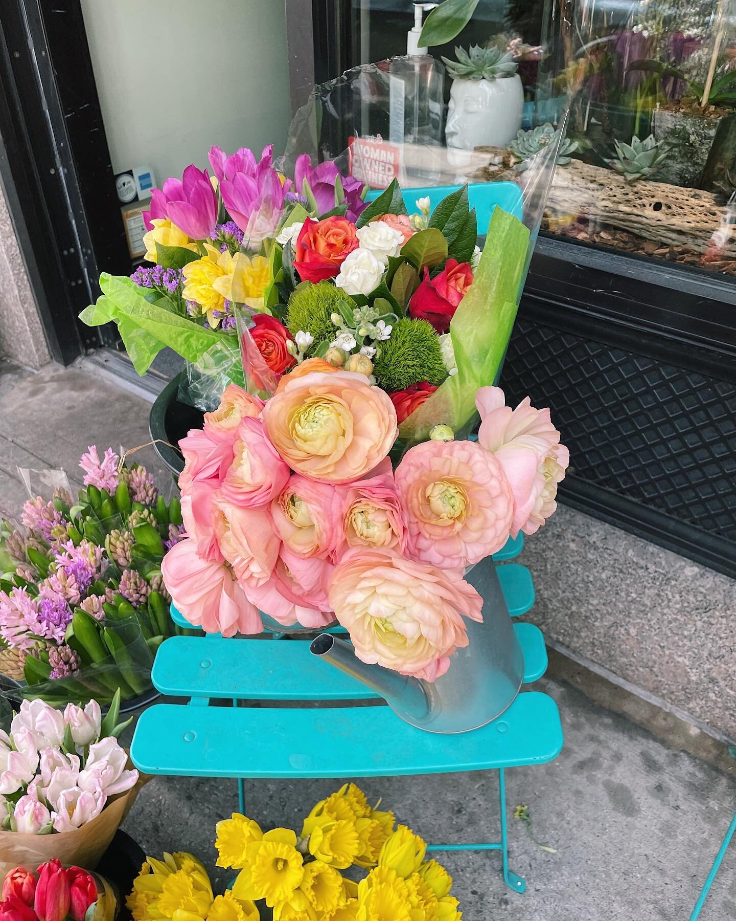 We love spring time in the city! Need a great floral arrangement? Check out Alexander Florals on Madison and 87th. 💐