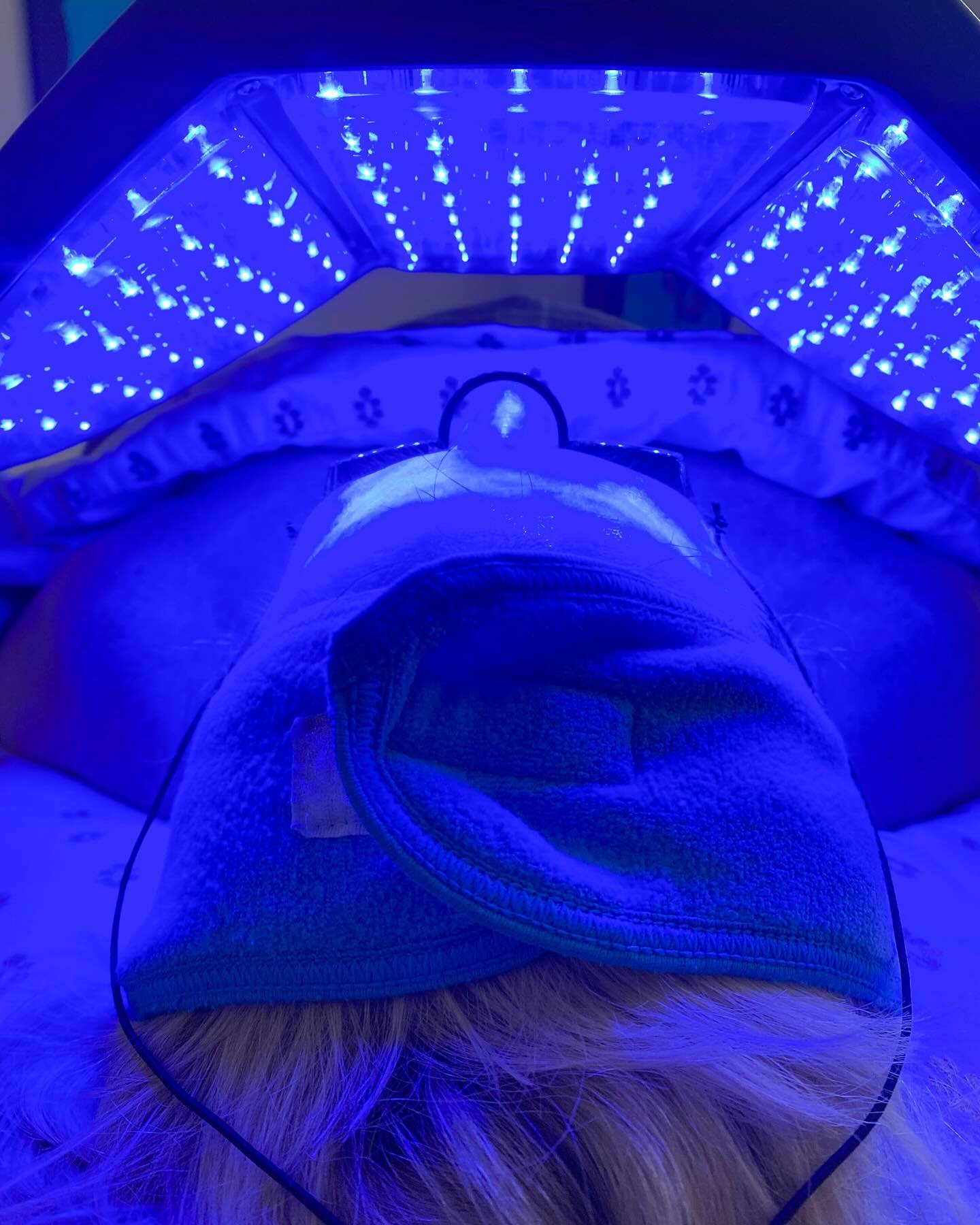 Help treat acne with this blue light Lumilight 💙 
.
.
.
#koreanskincare #koreanbeauty
#memphis #beauty #spa #spatwogether #skincareisselfcare #selfcare #happiness #facial #mask #intraceuticals #algaepeeloffmask #sculpturalfaceliftmassage #enzymether