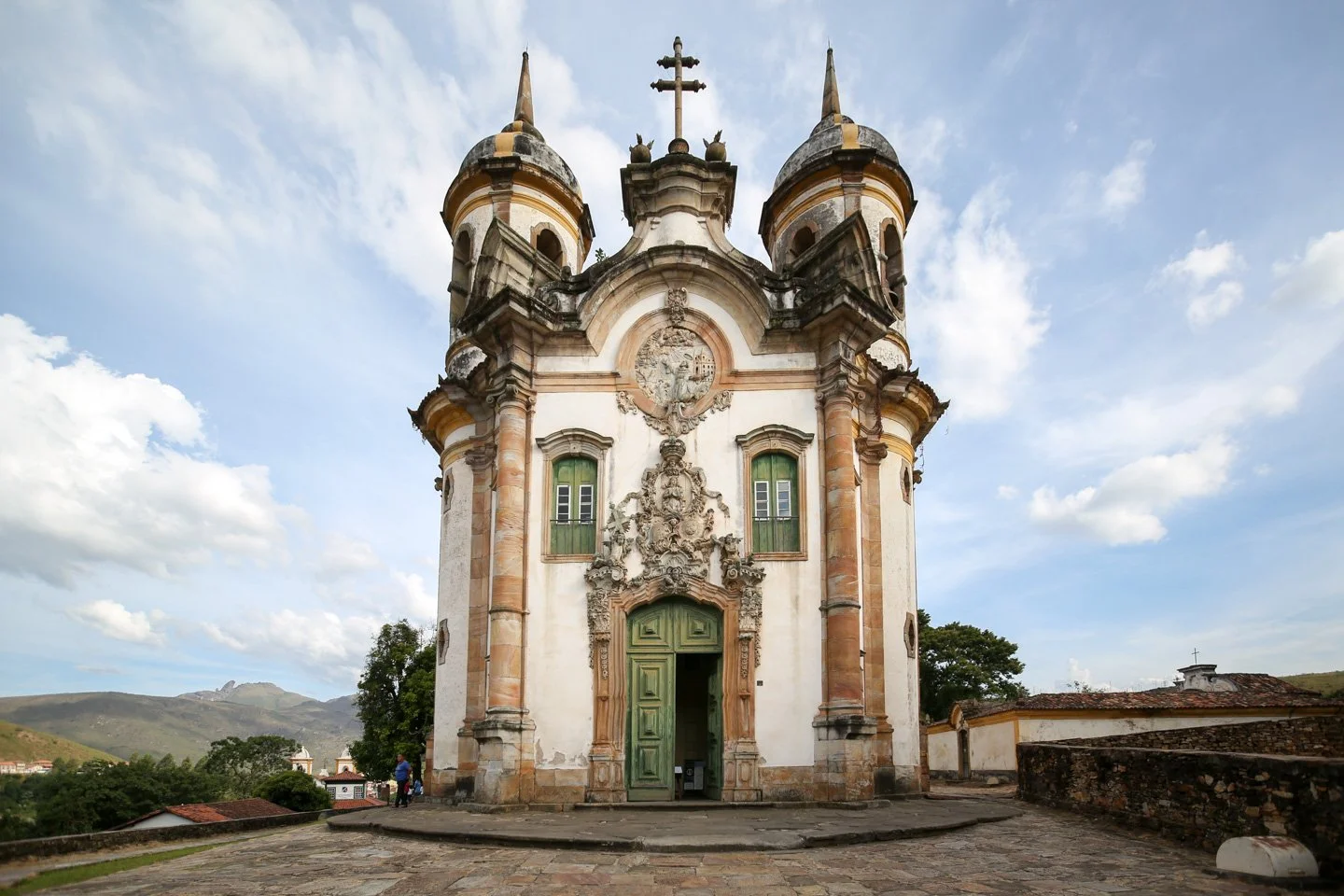 https://images.squarespace-cdn.com/content/v1/5aecc8c4a9e0286266402cda/1690884574784-3UUN72ZNMUGTCSRRSX2G/Church%2Bof%2BSaint%2BFrancis%2Bof%2BAssisi%2B-%2BOuro%2BPreto%2B-%2BBrazil%2B-%2BInsight%2BArchitecture%2Bm.jpg?format=2500w