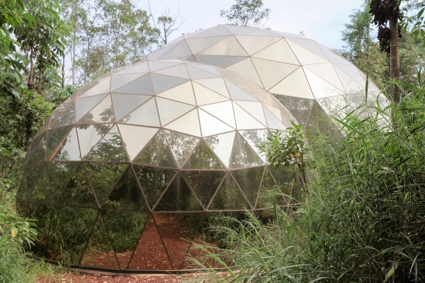 Matthew Barney Pavilion
by Paula Zasnicoff Cardoso, 2004
Institute for Contemporary Art Inhotim, Brazil
&ndash;
The geodesic dome designed by Paula Zasnicoff Cardoso, referencing the style created by the architect Buckminster Fuller. A pavilion built