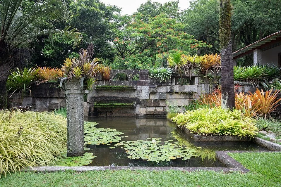 Sitio Burle Marx
by Roberto Burle Marx
Rio de Janeiro, Brazil

The Marriage of Landscape Artistry, Modernism, and Brazilian Culture

Born in 1909 in S&atilde;o Paulo, Burle Marx was influenced by European artists such as Picasso and Paul Klee, inspir