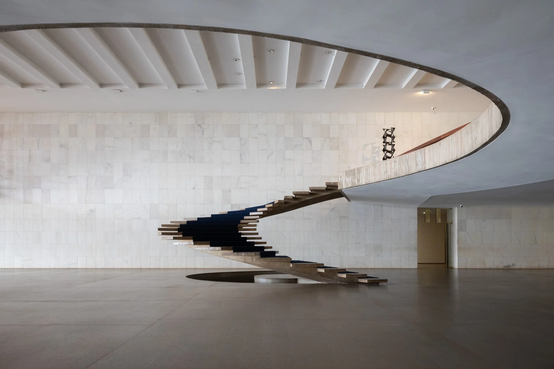 Treppe Itamaraty Palace Brasilia - Oscar Niemeyer - Brasilien - Insight Architecture.jpg