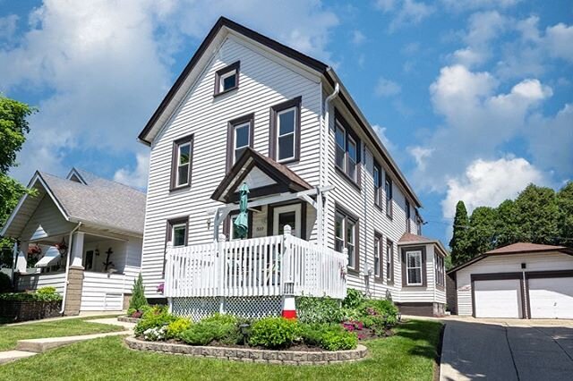 It could be used as a duplex or just a home with 2 kitchens.  This well kept home is next to Kennedy Park with views of the lake.  An absolute joy to photograph. 
#beachvibes
#midwestmoment
#shawncreightonrealty
#shawncreighton
#realestatephotography