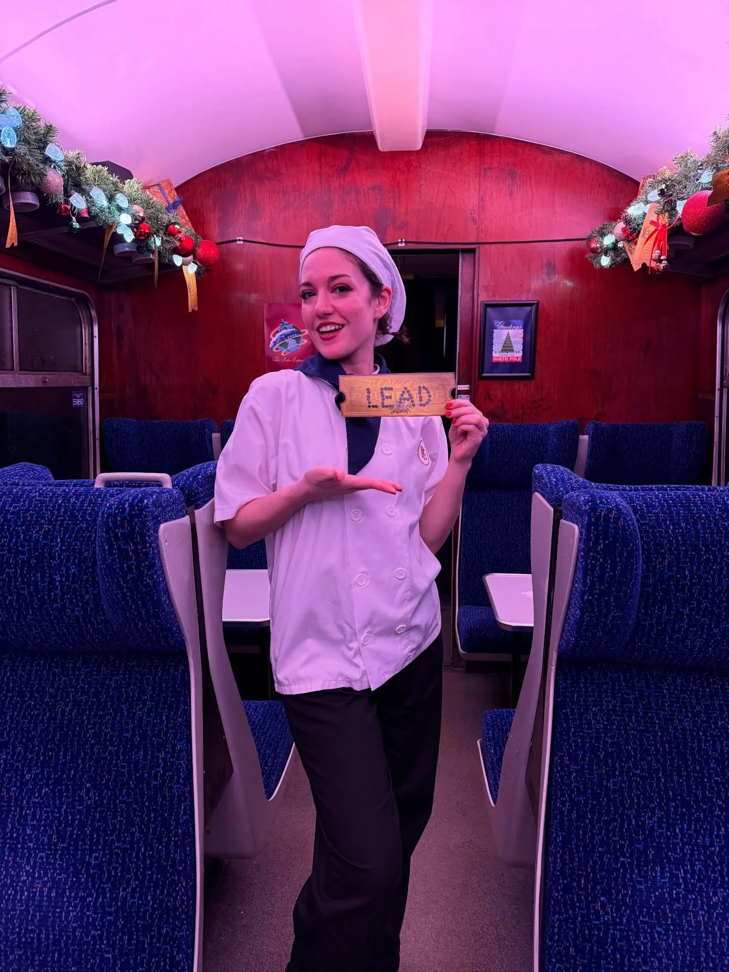 First weekend down at the Polar Express! Including swinging on in a new track, no rehearsal, about two hours notice!! Pure hot chocolate-soaked chaos!!! Christmas magic!! 🚂 🎄