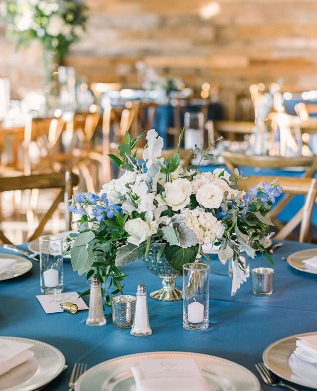 Loving the color and texture in this centerpiece by @petals_couture! When you plan a reception, you might not even think about all the decisions that go into one tabletop:⁠
⁠
Round or rectangular?⁠
How many seats?⁠
Which linen colors?⁠
What size is t