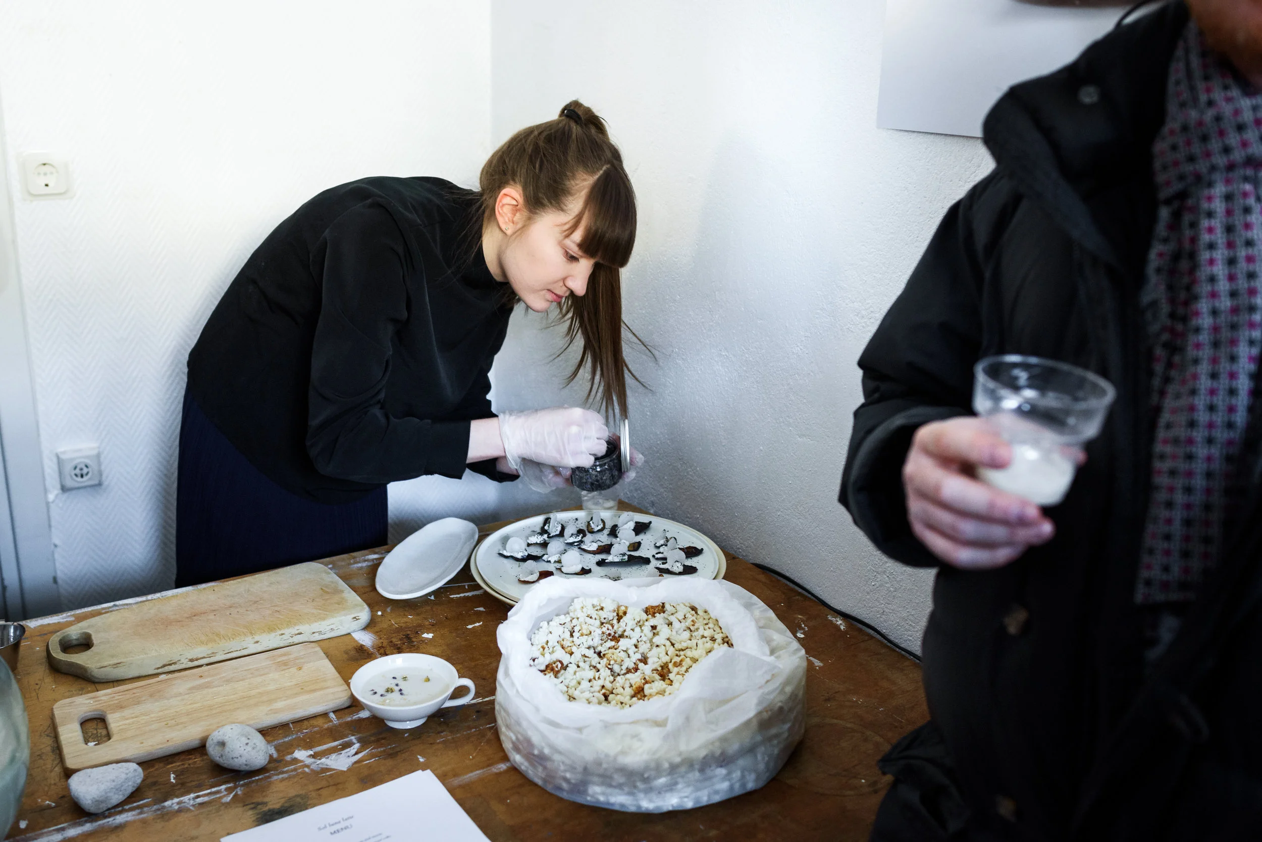 Sol Luna Latte, 2018. Canapés and cocktail inspired by dreams and cosmology. Galleri Sverige, Stockholm. Photo by Ari Luostarinen.