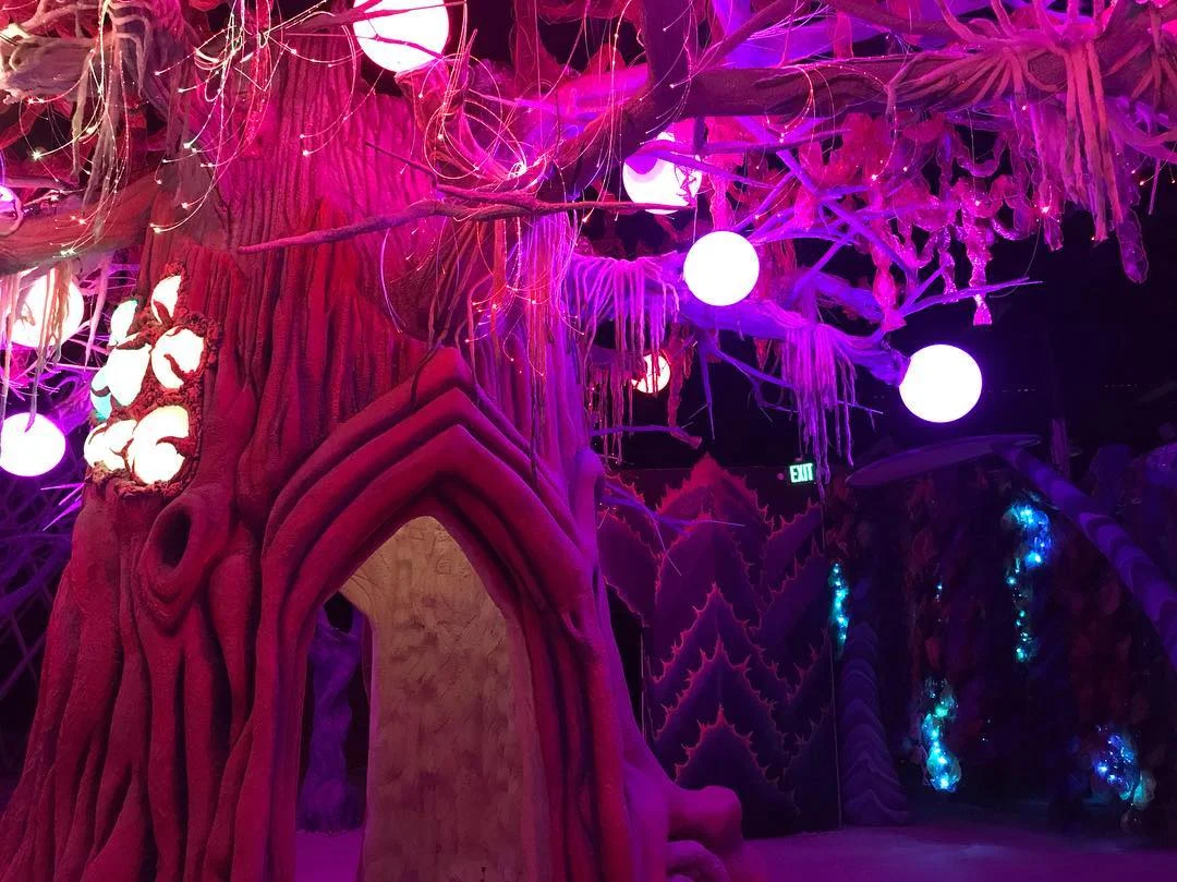 25 foot tall carved foam tree