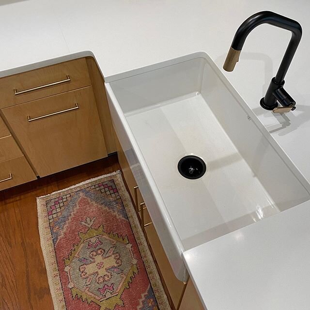 Happy #flashbackfriday ! And happy January 😬 😂 The holidays snuck up on us and I ran out of time to take after pictures of this gorgeous kitchen renovation, so without further ado...
⬇️
#kitchendesign 
#kitchenremodel
#kitchenrenovation 
#modernkit