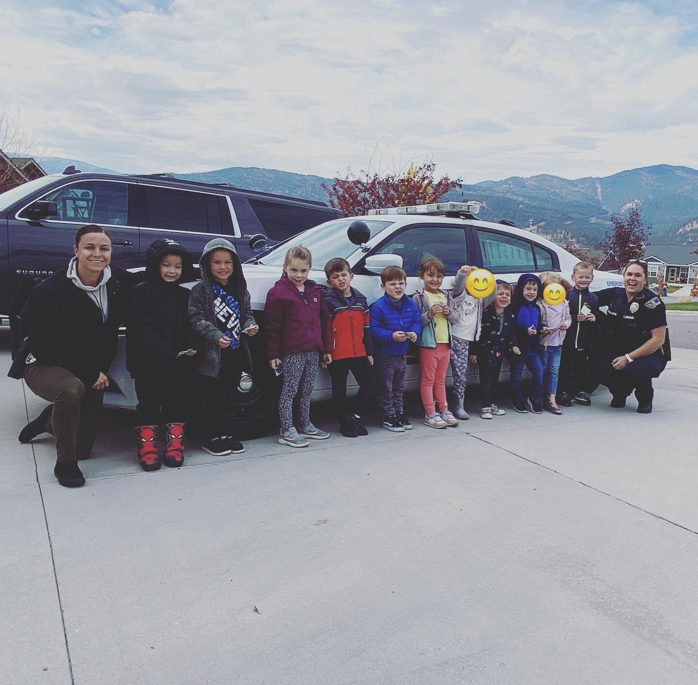 👮&zwj;♂️ COMMUNITY HELPERS WEEK 👮 
.
.
We had a great time learning about community helpers and had a very special  visit from two Missoula Police Officers! We love to build positive relationships with our local helpers starting at a young age. Tha