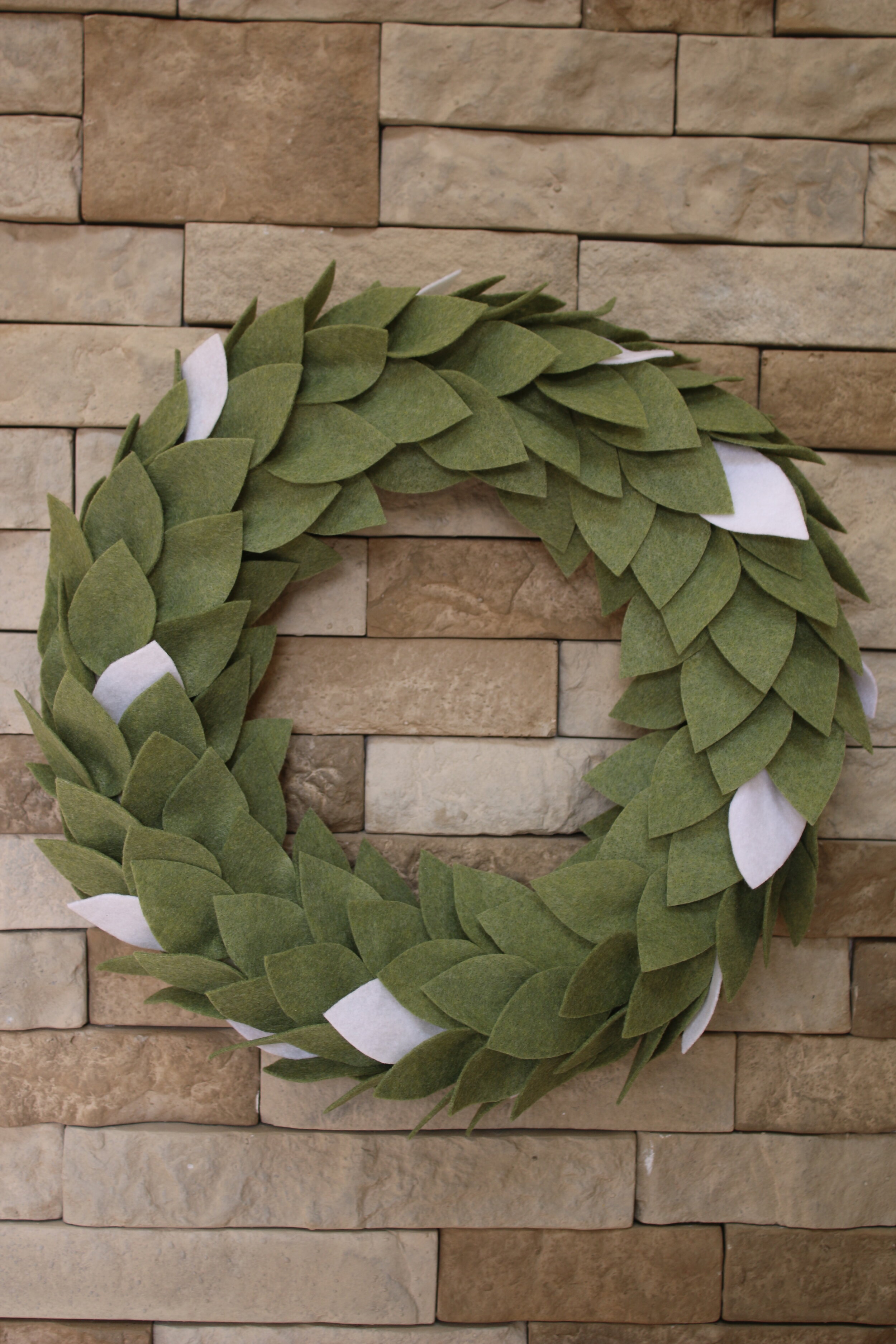 Green leaves wreath