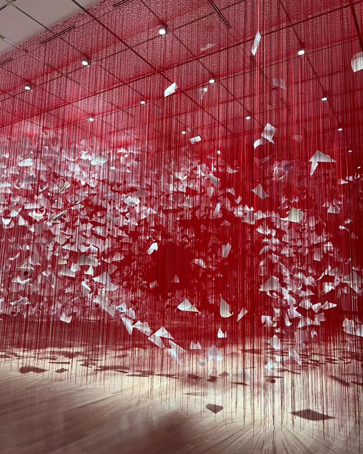#Repost @chiharu_shiota_ex24
・・・
＼開幕しました／
塩田千春　つながる私（アイ）

大阪府岸和田市出身で、現在ベルリンを拠点に世界で活躍する現代美術家、塩田千春。「生と死」という人間の根源的な問題に向き合い、作品を通じて「生きることとは何か」、「存在とは何か」を問い続けてきました。
本展は、全世界的な感染症を経験した私たちが意識する他者との「つながり」に、三つの【アイ】―「私／I」、「目／EYE」、「愛／ai」を通じてアプローチするものです。塩田の代名詞ともいえる