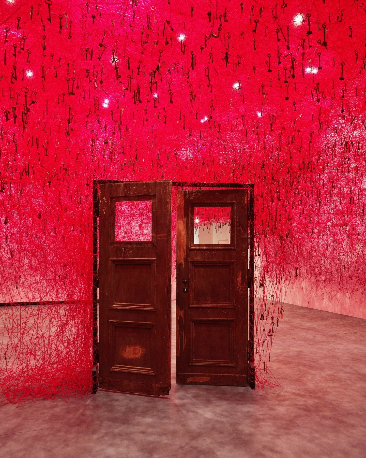 Threads of Life is open at @hayward.gallery.
Thousands of interwoven threads bring memory, emotion, and human connection into physical form. The installation reveals the invisible bonds that link us, turning shared experience into a powerful visual l