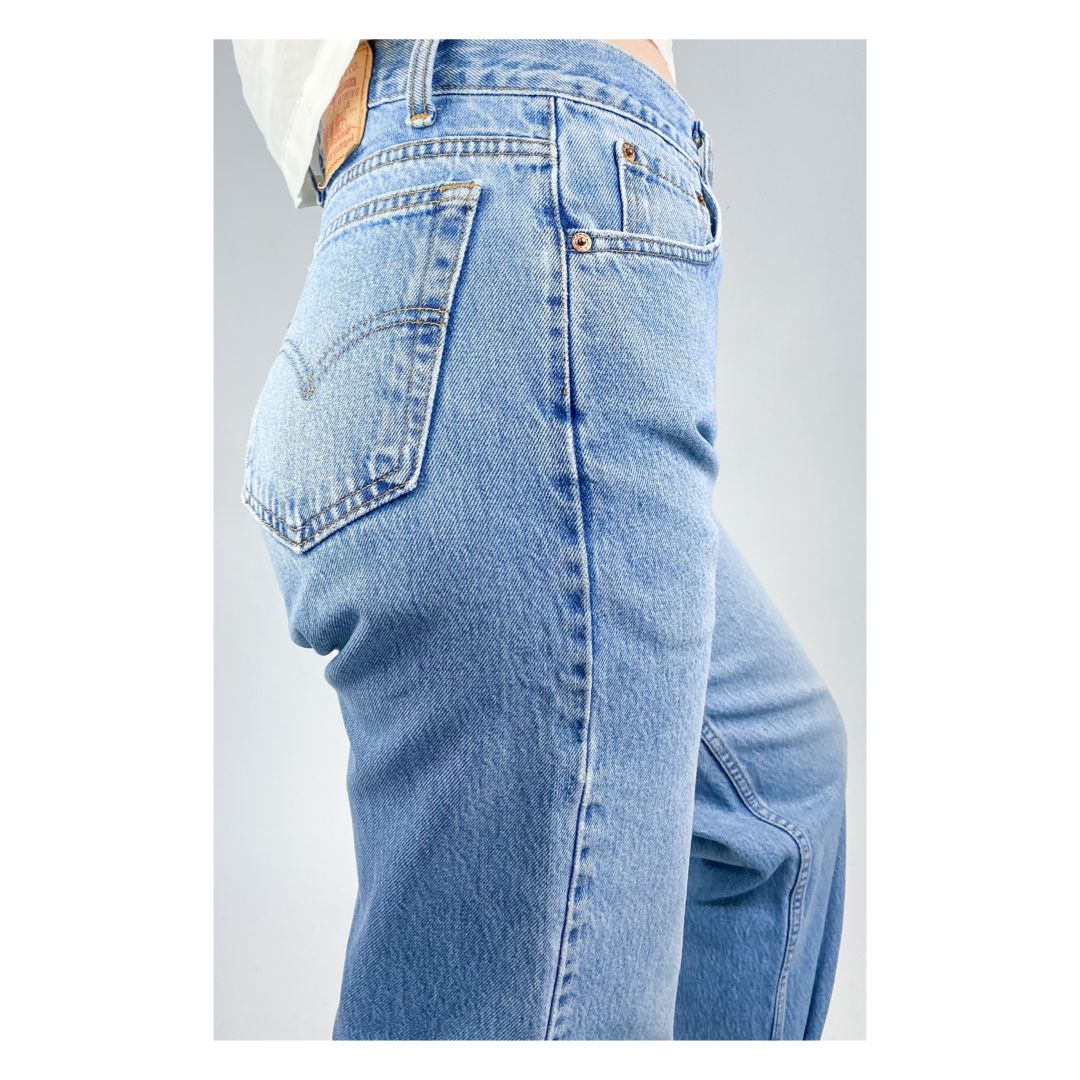 Vintage Light Wash Levis 550s (31 waist)