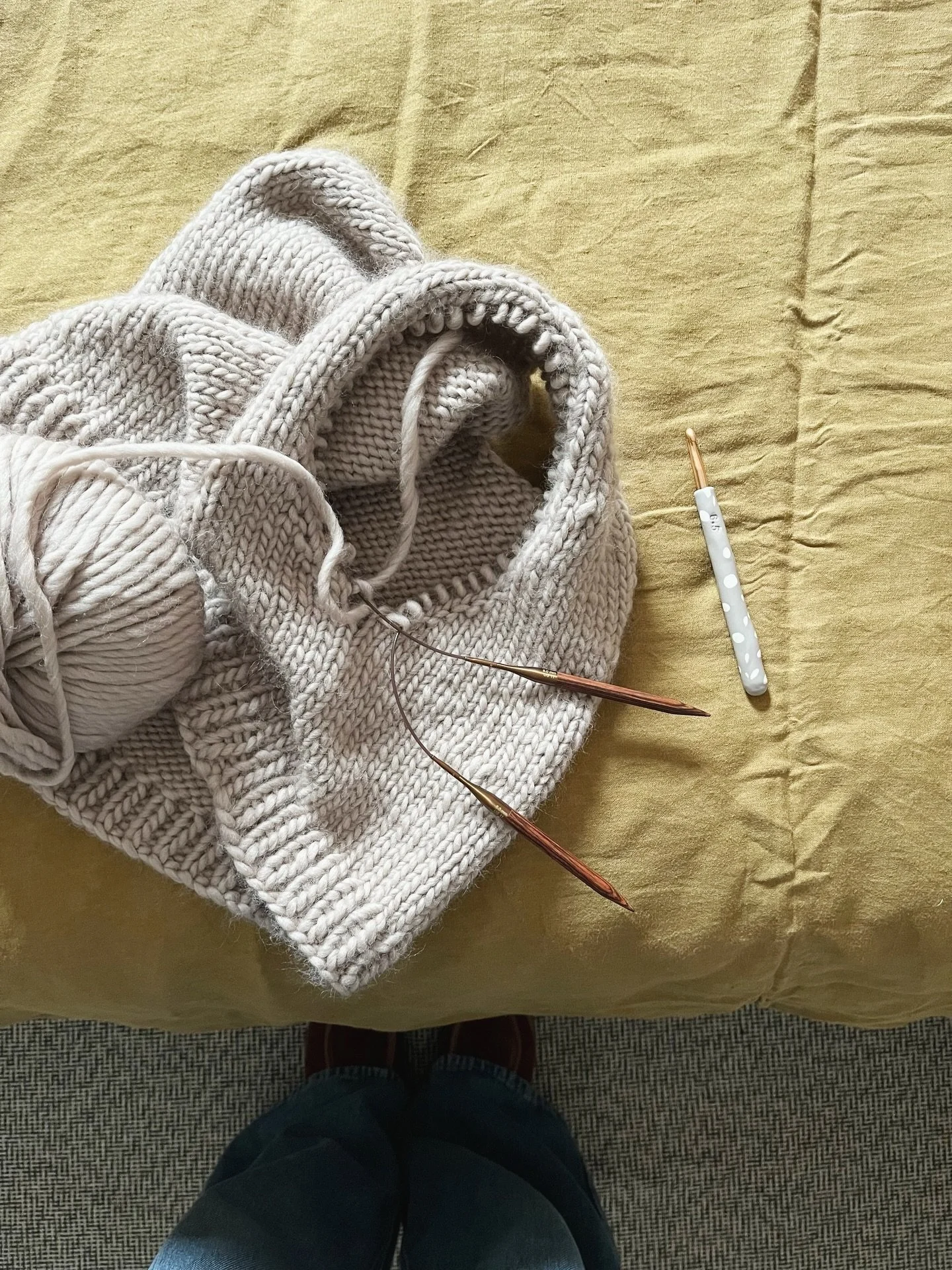 Knitting is overtaking my craft time lately and I&rsquo;m not sorry 😅
⠀⠀⠀⠀⠀⠀⠀⠀⠀
Here&rsquo;s a progress pic of my Lorelai vest (now finished) and I&rsquo;m nearly done on my first cardigan too!
⠀⠀⠀⠀⠀⠀⠀⠀⠀
I&rsquo;ve also started on something I&rsquo;