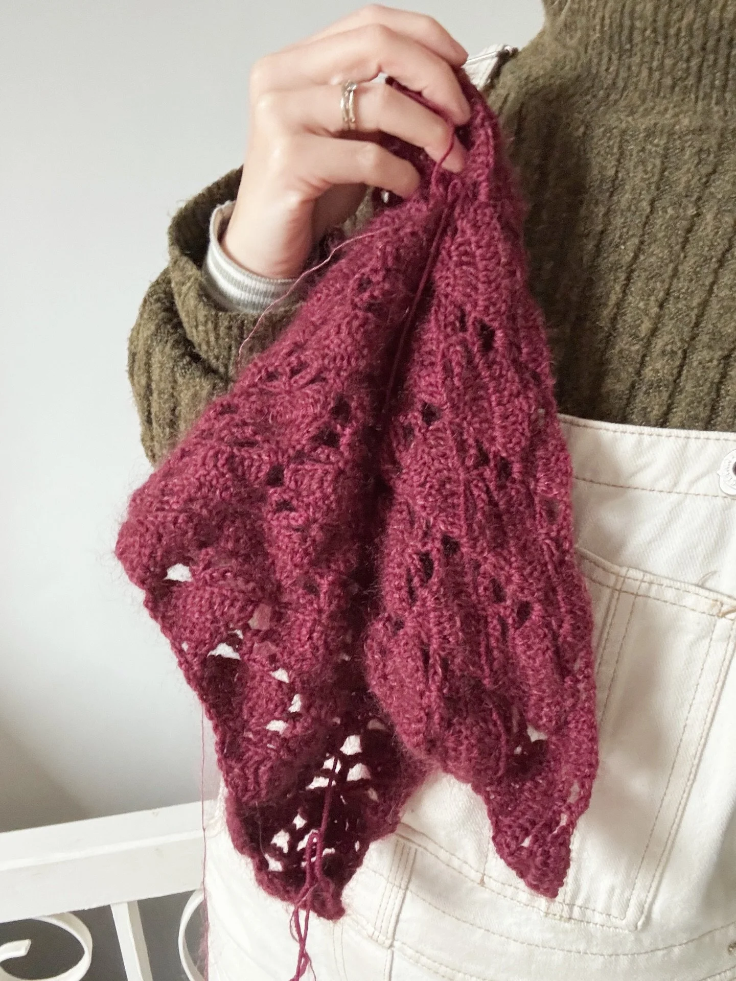 I&rsquo;ve finished my gift knits now, so my focus can go back to new designs and &lsquo;selfish projects&rsquo; 😊️
⠀⠀⠀⠀⠀⠀⠀⠀⠀
One of these being a bit of both!
⠀⠀⠀⠀⠀⠀⠀⠀⠀
A new triangle scarf pattern underway which is basically a bigger version of th